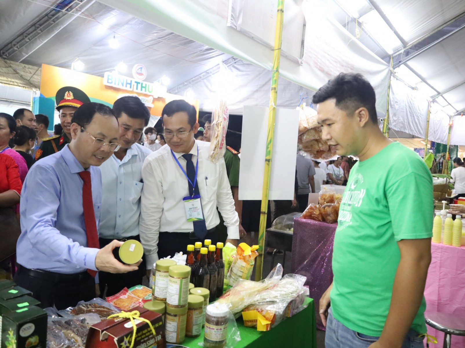 Ông Nguyễn Văn Hiếu - Bí thư Thành ủy TP Cần Thơ thăm các gian hàng ở lễ hội bánh dân gian Nam bộ 2024