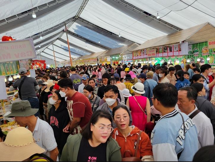Một lượng rất lớn du khách đổ về Lễ hội bánh dân gian Nam Bộ ở TP Cần Thơ trong năm ngày qua - Ảnh: CHÍ QUỐC
