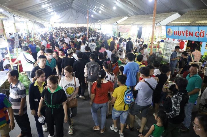 Hàng ngàn người đến thưởng thức bánh dân gian Nam Bộ trong đêm khai mạc